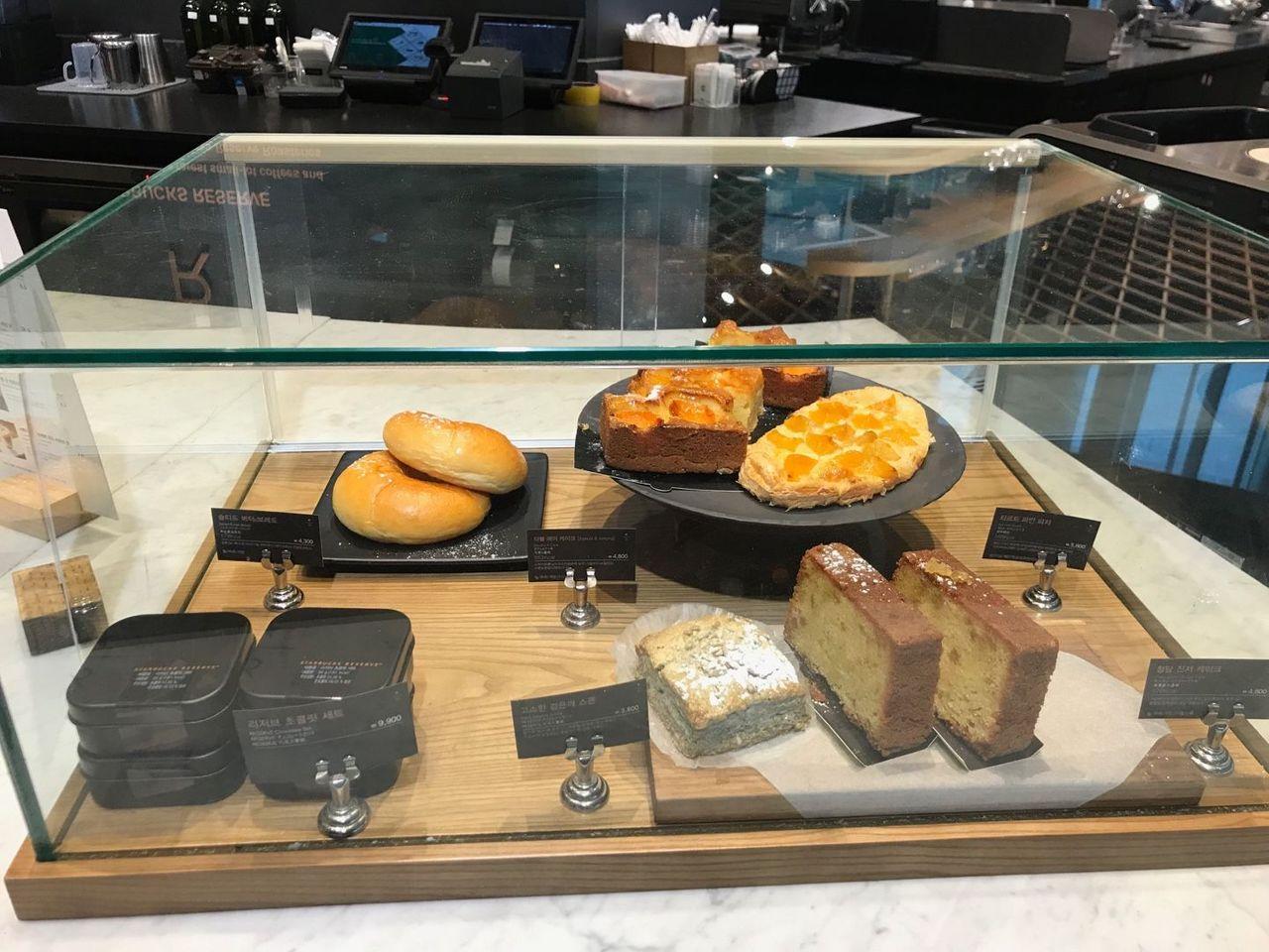 星巴克The鐘路店內的特色展示區，提供多樣商品選擇。